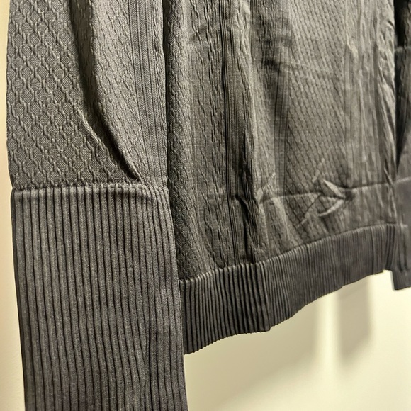 Black lululemon running shirt - Picture 2 of 4